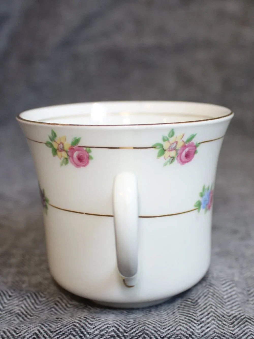 Vintage/40's Colclough Bone China 'Petite Flowers' Teacup & Saucer w/ Gold Rims